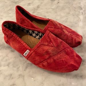 Tom’s red courdoroy shoe
